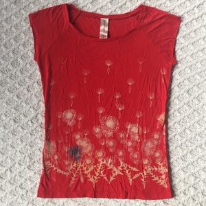 Red umsteigen top with dandelion artwork women’s S